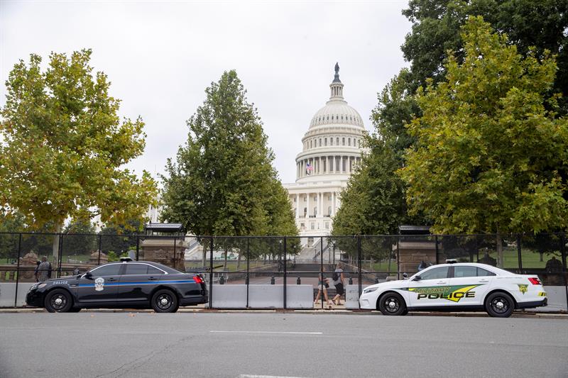 Una valla negra vuelve a rodear el Capitolio de EEUU ante protesta del sábado