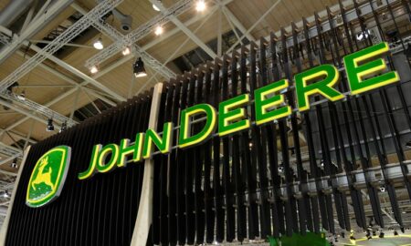 Unos 10.000 empleados de John Deere se declaran en huelga en Estados Unidos