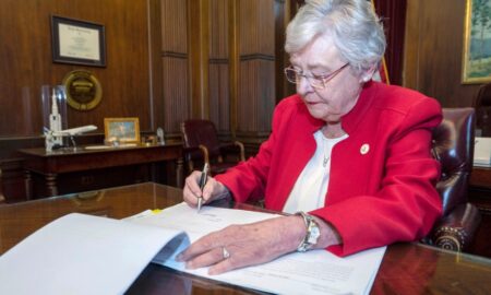 Gobernadora Ivey firma una orden ejecutiva dirigida contra los mandatos federales de vacunas