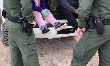 Rescatan a niña tras ser abandonada por traficante cerca a muro fronterizo