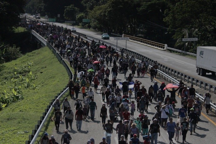 Caravana migrante avanza bajo el calor por el sureste de México rumbo a EEUU