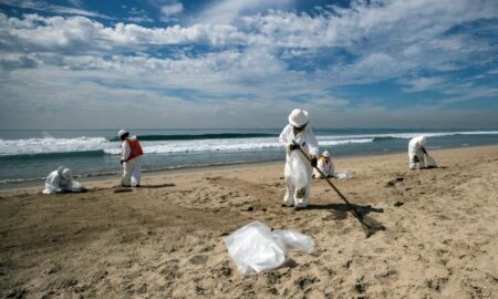 Unas 900 personas siguen con tareas de limpieza por vertido en California
