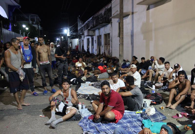 Caravana migrante descansa y sana heridas en un municipio del sur de México