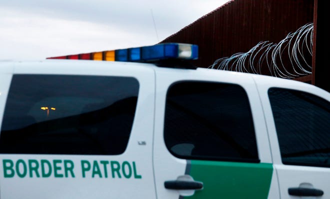 La Patrulla Fronteriza descubre a 69 migrantes en el remolque de un camión
