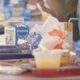 Problemas de la cadena de suministro de alimentos, obligan a los comedores escolares de Alabama a ser creativos