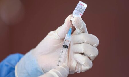 EE.UU. eximirá a niños del requisito de vacunación para entrada aérea al país