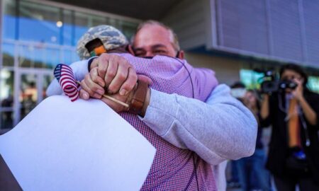 Regresa a Estados Unidos después de 9 años dirigente de veteranos deportados