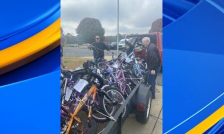 "Bicycle Man", de 91 años, entrega 30 bicicletas a la oficina del alguacil del condado de DeKalb para niños necesitados