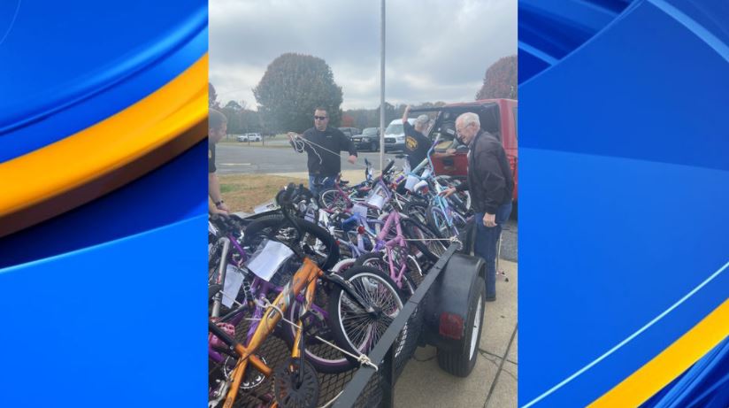 "Bicycle Man", de 91 años, entrega 30 bicicletas a la oficina del alguacil del condado de DeKalb para niños necesitados
