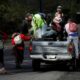 Hallan a 3 menores escondidos con otros 7 migrantes en camioneta