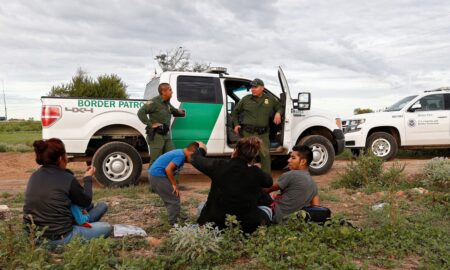 Texas debe liberar a detenidos al cruzar la frontera por errores en papeleo