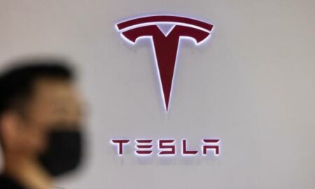 Tesla cae 4 % tras noticias del acuerdo con Hertz y un problema de "software"