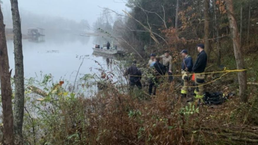 Un muerto en un accidente que dejó un vehículo en el lago Tuscaloosa