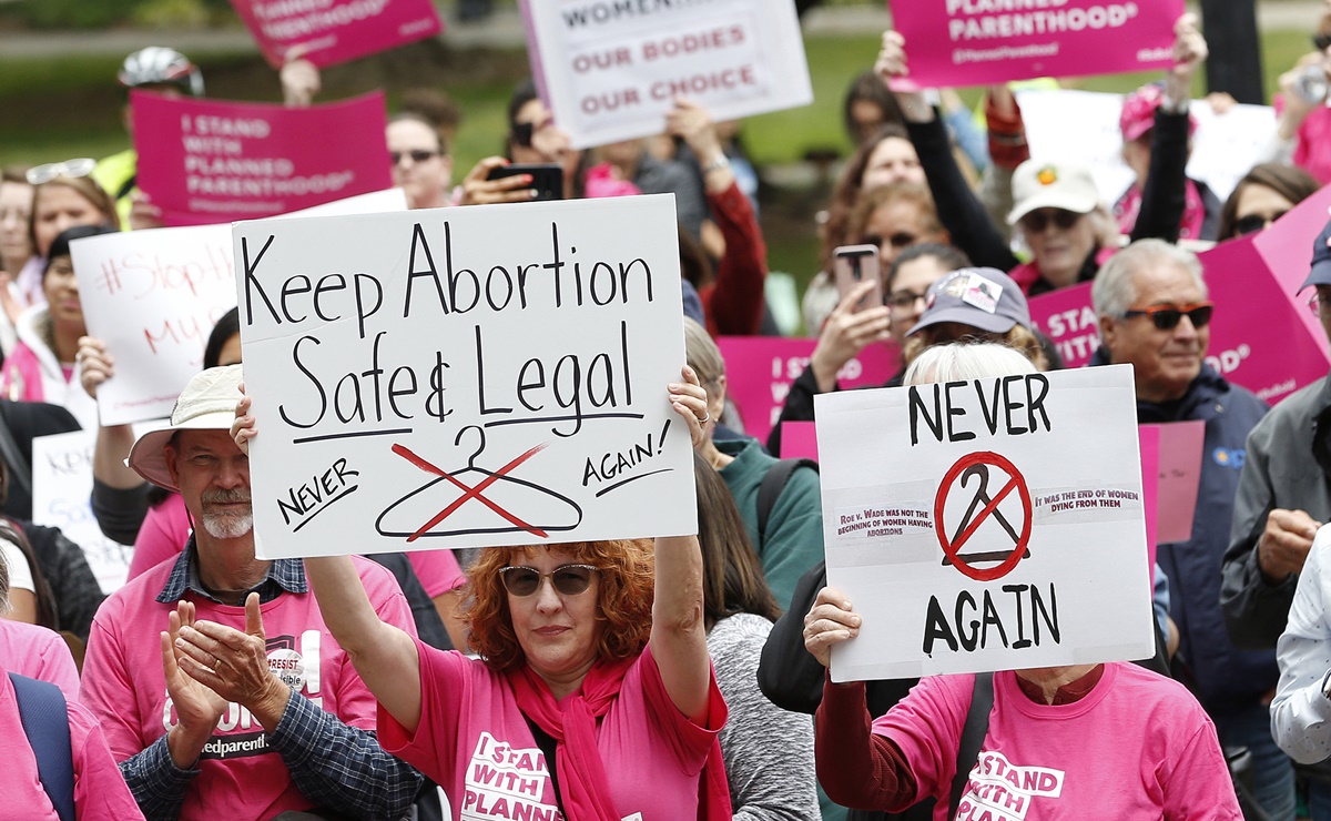 California entra en batalla por derecho al aborto en EEUU con plan de defensa