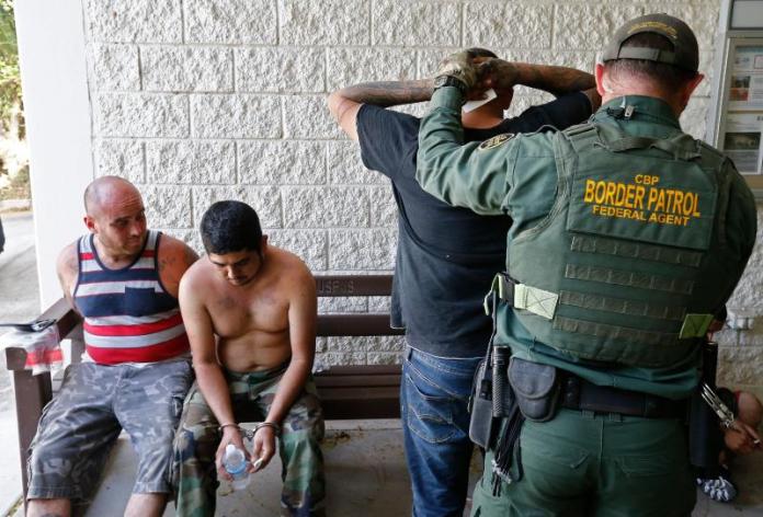 Agentes fronterizos detienen a 60 indocumentados en casa de seguridad