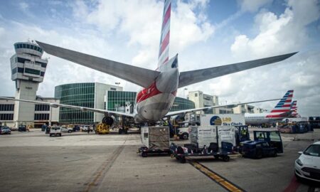 Disturbio en aeropuerto de Miami acaba con 2 detenidos por agredir a policía
