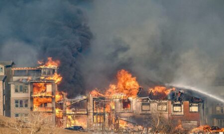 Más de 30.000 evacuados por violentos incendios en Colorado
