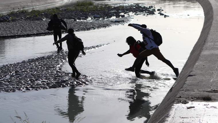 EEUU reanuda "Quédate en México" al recibir 30 pedidos de asilo en Texas