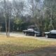 Agentes de la ley registran una propiedad del este de Alabama cerca de la casa donde se encontró el cuerpo de una niña de 5 años