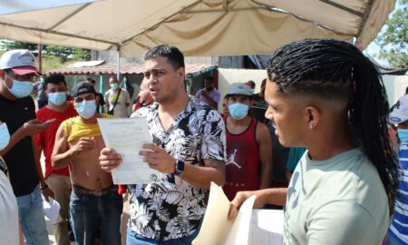 Un centenar de migrantes protestan contra las redadas en el sureste de México