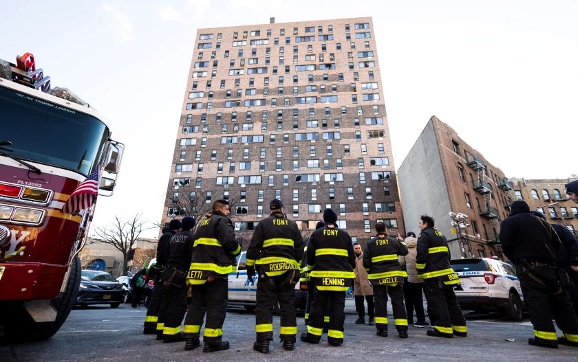 Rebajan a 17 los muertos en el incendio del Bronx , de ellos ocho niños