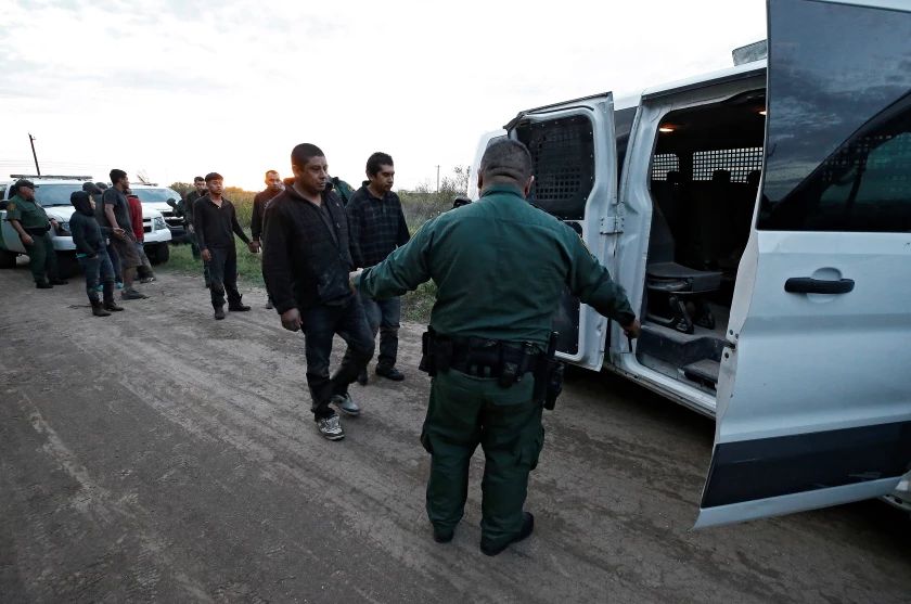 Inmigración detiene a grandes grupos con 420 migrantes en la frontera texana