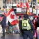 Policía canadiense detiene a un grupo de manifestantes con armas de fuego