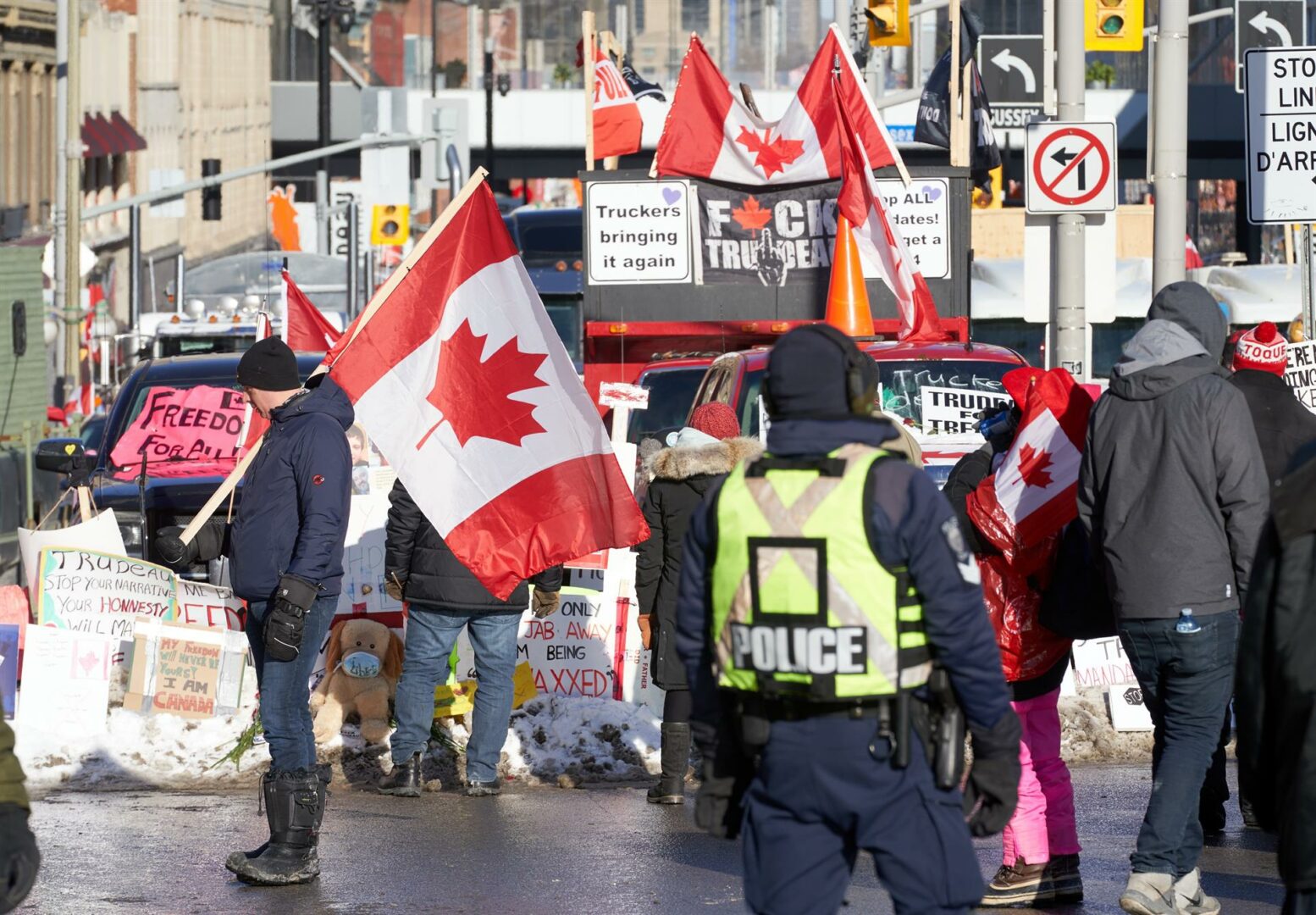 Policía canadiense detiene a un grupo de manifestantes con armas de fuego