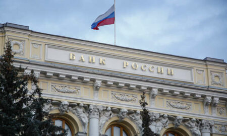 EE.UU. intenta asfixiar a la economía Rusa con sanciones a su Banco Central