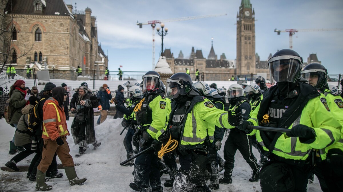 Casi 200 detenidos en operación para dispersar protesta antivacunas en Ottawa