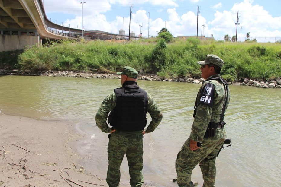 Agentes mexicanos hallan un cuerpo y rescatan a dos migrantes en el río Bravo