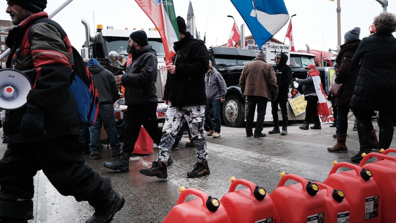 "No nos vamos", declaran desafiantes los antivacunas que ocupan Ottawa