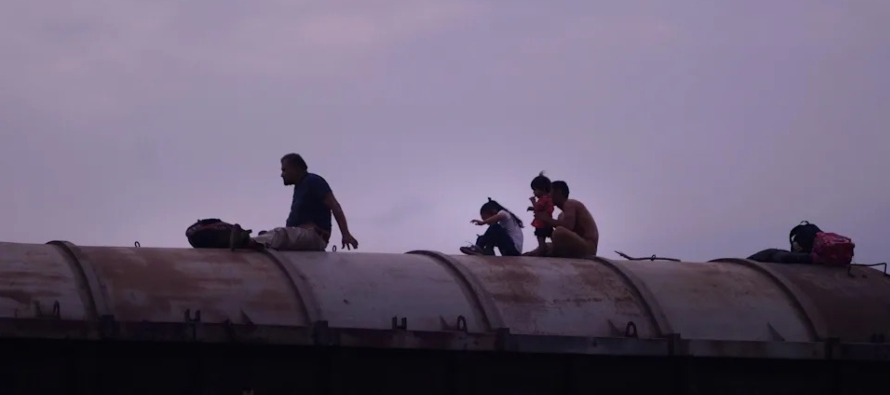 Hallan a migrantes ocultos en vagones de tren a temperaturas de congelación