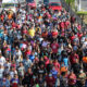 Migrantes marchan en la mexicana Tapachula vigilados por las autoridades
