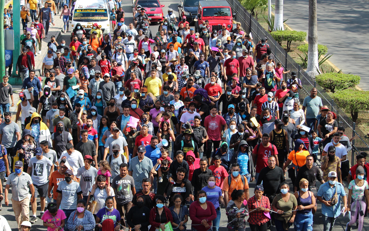 Migrantes marchan en la mexicana Tapachula vigilados por las autoridades