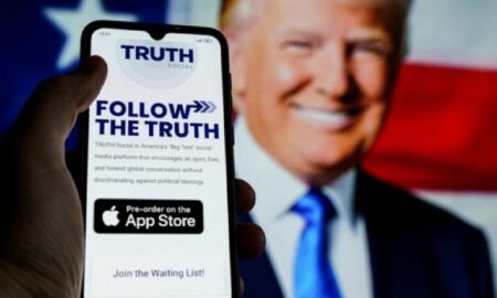 Trump lanza su propia red social, "Truth Social", para competir con Twitter