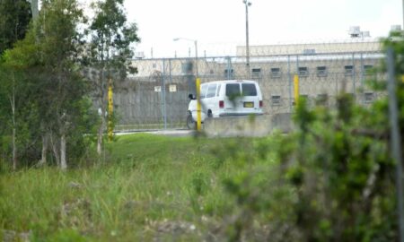 La ACLU pide al ICE cerrar cárceles para inmigrantes en vez de reducir su uso