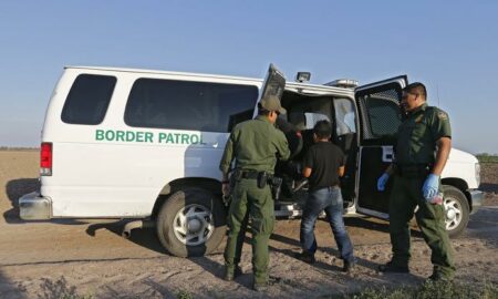 Revelan que el gobernador de Texas falsea datos sobre operación fronteriza