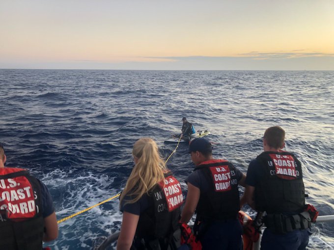 Rescatan en aguas de Florida a un inmigrante cubano en una tabla de windsurf