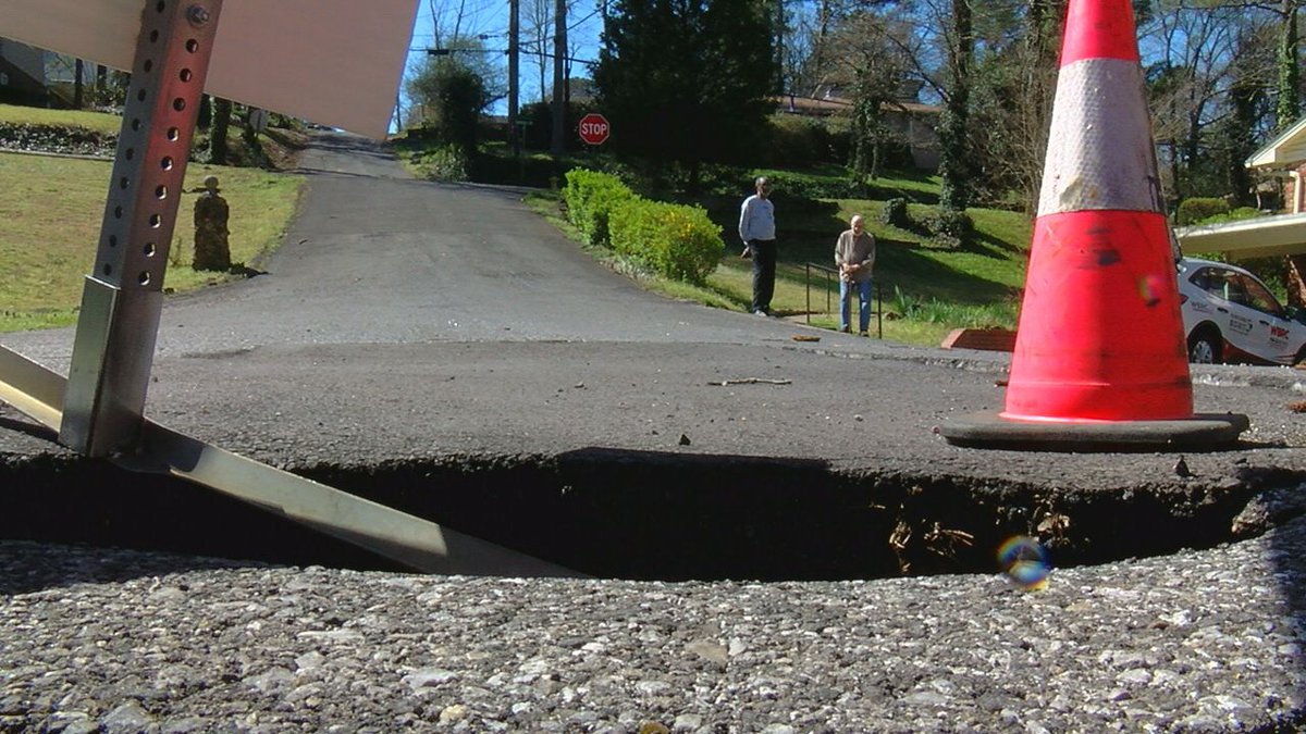 Un agujero de ocho pies de profundidad en medio de una pequeña carretera de Birmingham
