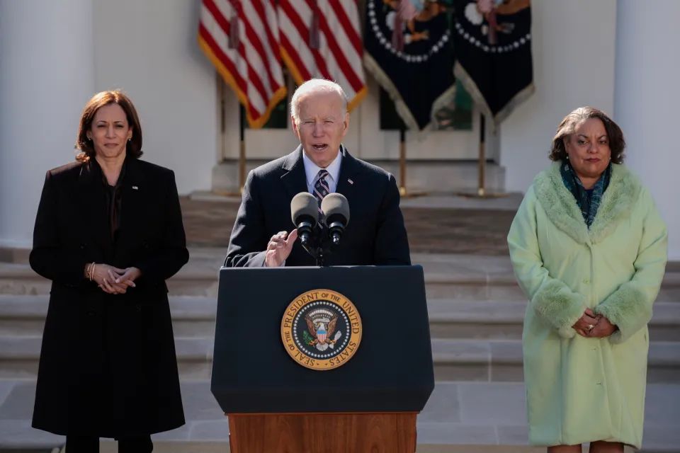 Biden firma una ley histórica que convierte linchamientos en delito de odio