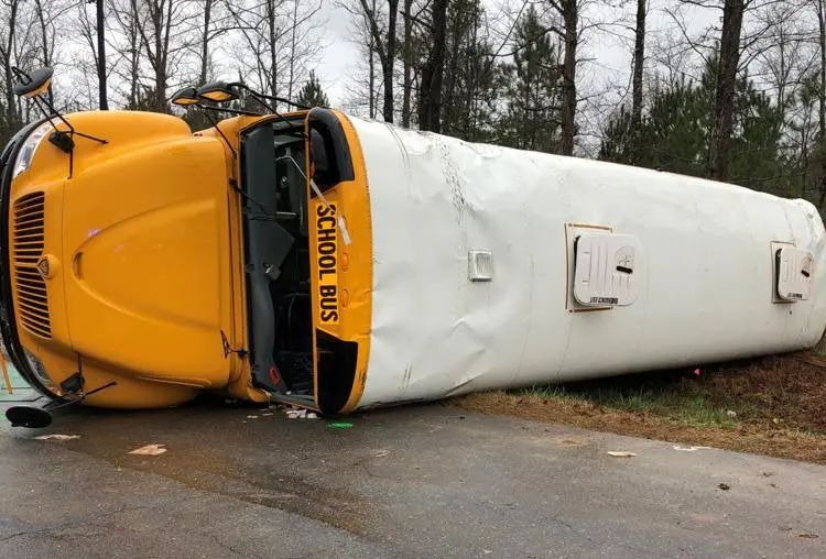 Estudiantes heridos al volcar autobús en el este de Alabama