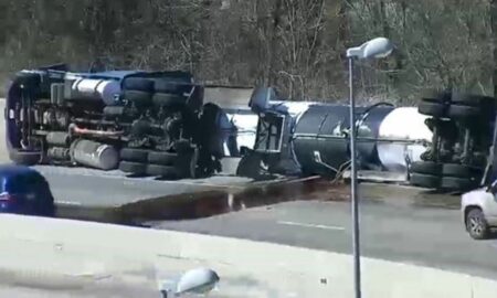 Camión con remolque se volcó en Dead Man's Curve