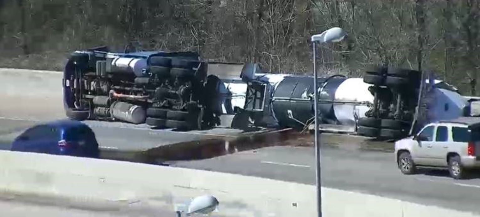 Camión con remolque se volcó en Dead Man's Curve