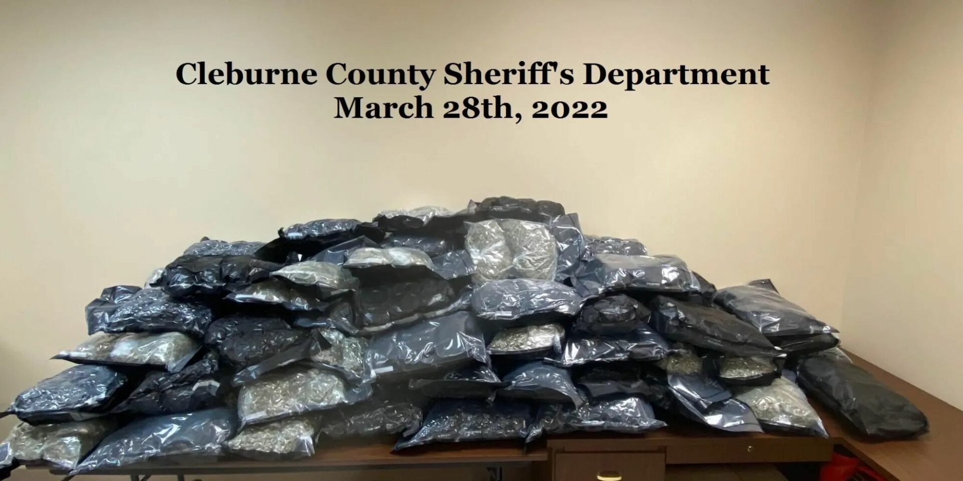 Incautan 240 libras de marihuana tras persecución policial en el condado de Cleburne