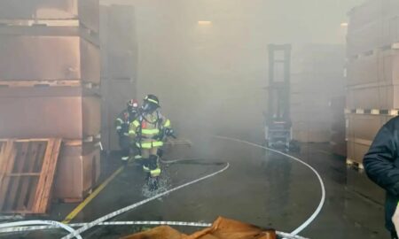 Bomberos lucharon contra incendio en almacén de Mercedes-Benz en el condado de Bibb