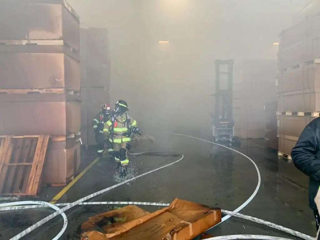 Bomberos lucharon contra incendio en almacén de Mercedes-Benz en el condado de Bibb
