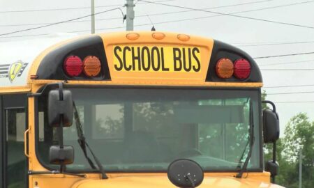 Escuelas lanzan mandato de mascarillas en autobuses