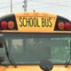 Escuelas lanzan mandato de mascarillas en autobuses