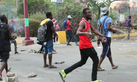 Migrantes africanos y haitianos se enfrentan para salir de mexicana Tapachula